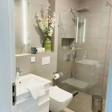 Garden View Luxury Flat With Terrace & Parking- شقة *