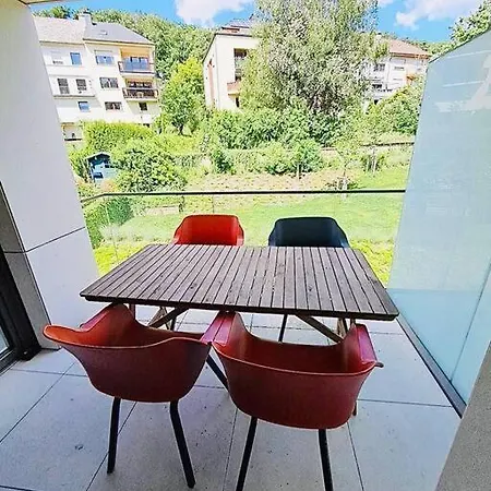 Garden View Luxury Flat With Terrace & Parking- شقة